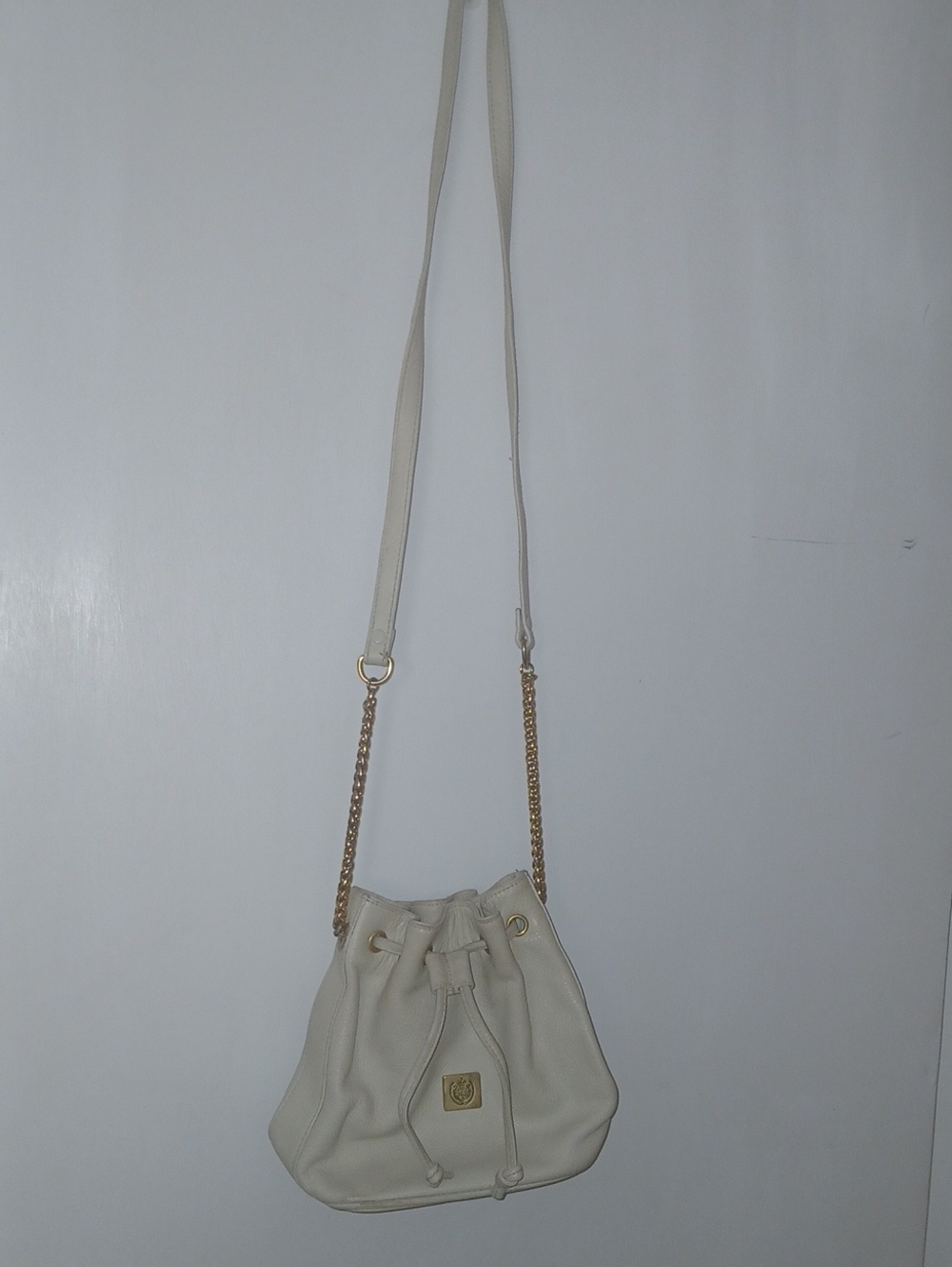 Liz Claiborne Cream Drawstring Crossbody with Gold Chain